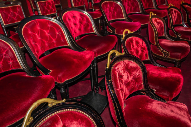 巴黎歌剧院包厢里的红色扶手椅图片下载
