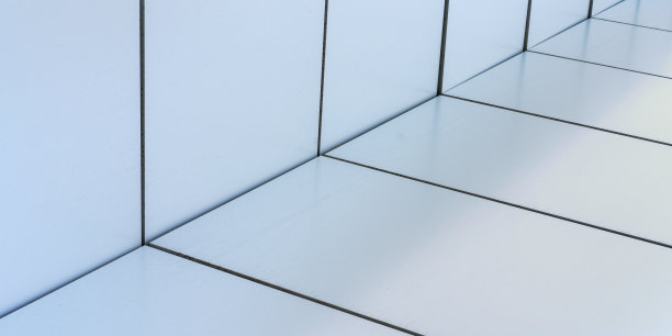 大型白色的当地企业建筑在边缘图片下载