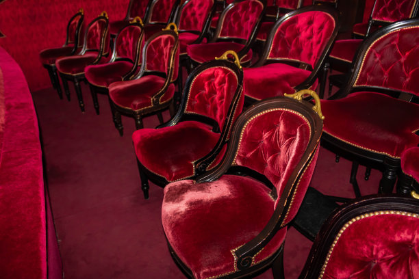 歌剧院包厢里的红扶手椅图片下载