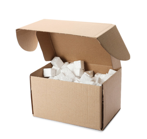 纸箱与聚苯乙烯泡沫方块隔离在白色图片下载