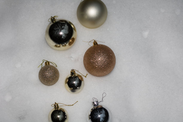 玩具躺在雪地里的照片图片下载