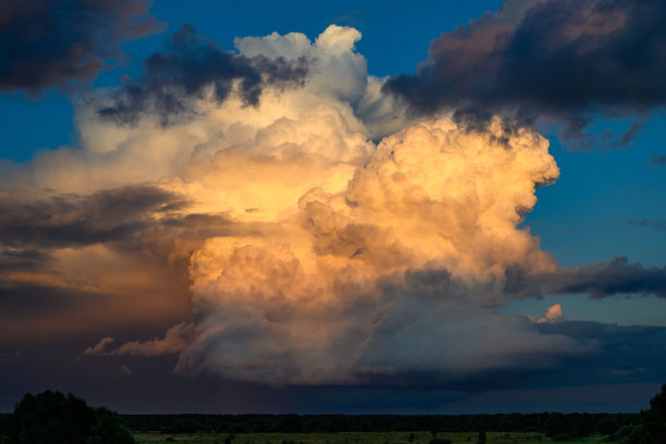 风景如画的彩色日落与多云的天空。纹理天空的照片。夏季天气中戏剧性光线的风景图像。令人惊叹的天然壁纸背景。发现地球的美丽。图片下载