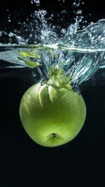 绿苹果溅入水中图片下载