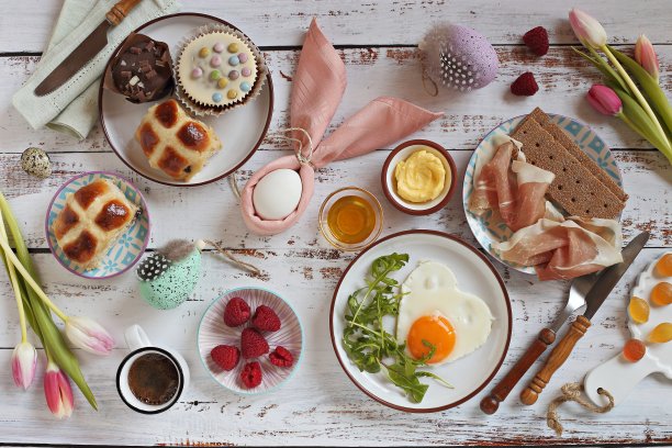 复活节节日的家庭早餐桌图片下载