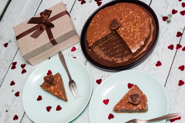 情人节的礼物是两人份的巧克力蛋糕图片下载
