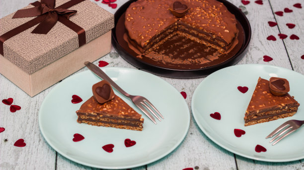 情人节的礼物是两人份的巧克力蛋糕图片下载