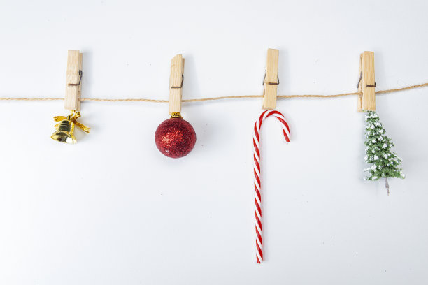 圣诞铃、圣诞球、拐杖糖和挂在绳子上的圣诞树图片下载