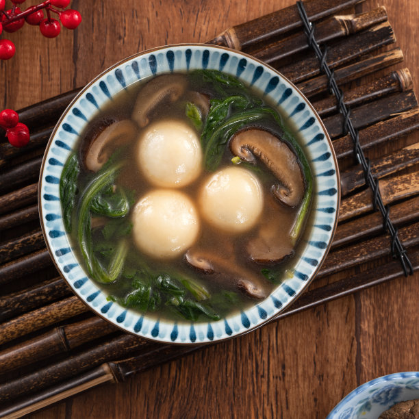 在台湾吃大汤圆元宵配香喷喷的汤。图片下载