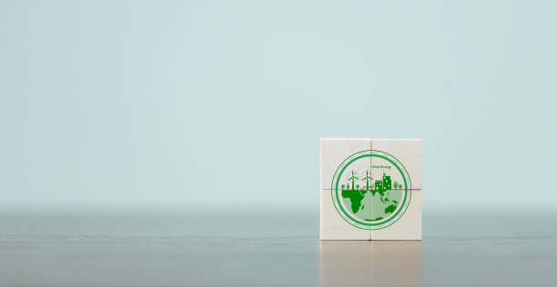 公司的目标是温室气体净零排放。碳信用概念。可交易的证书，以推动工业在效率成本低排放的方向。减少二氧化碳的木质立方体图片下载