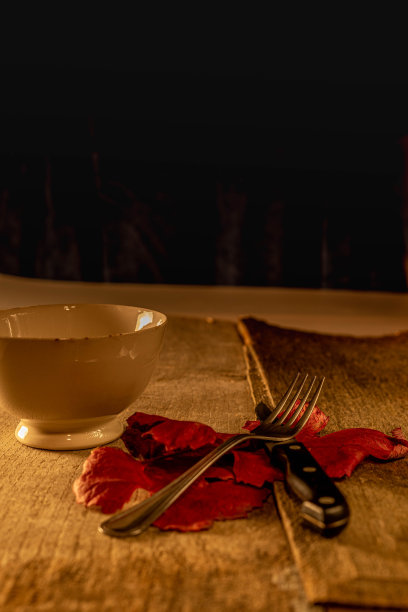 装有饮料和餐具的容器图片下载