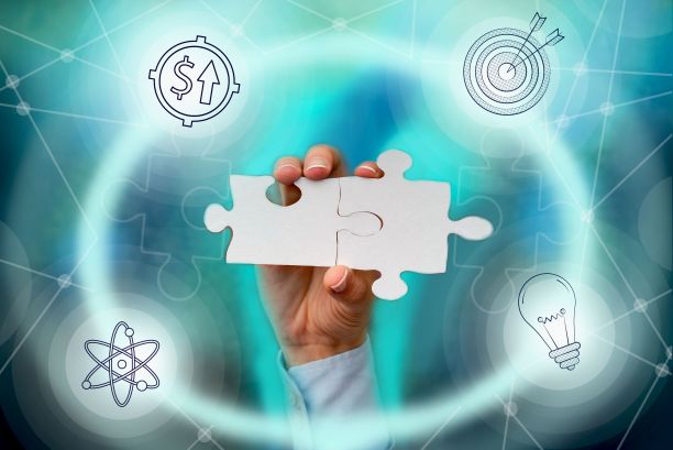 手握拼图拼图解锁新的未来技术。图片下载