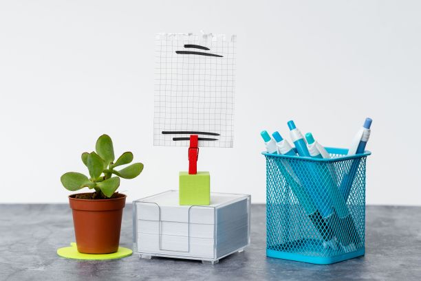 整洁的工作空间设置写字台工具和设备信息图片下载