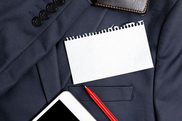 展示新的得体的工作服装设计，展示正式的办公服装图片下载