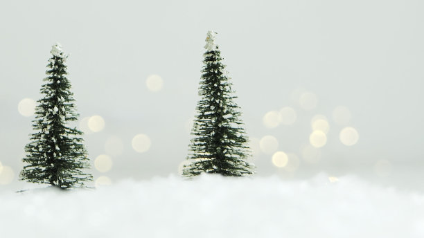 快乐的圣诞背景与雪和圣诞树图片下载