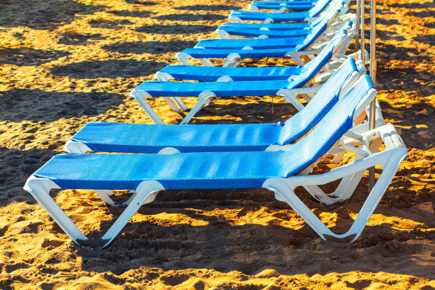 沙滩上的躺椅图片下载