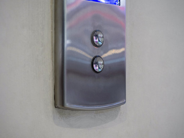 面板按钮呼叫电梯。图片下载