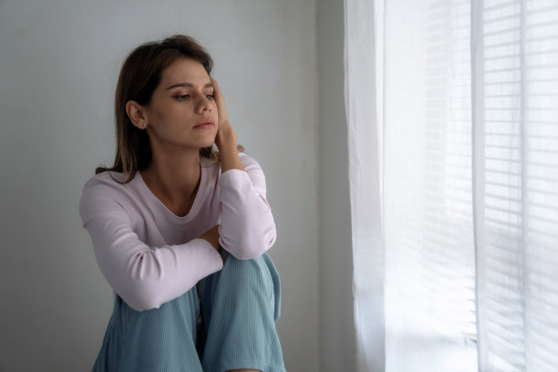 年轻的白人女性承受着累积的压力，抑郁症。图片下载