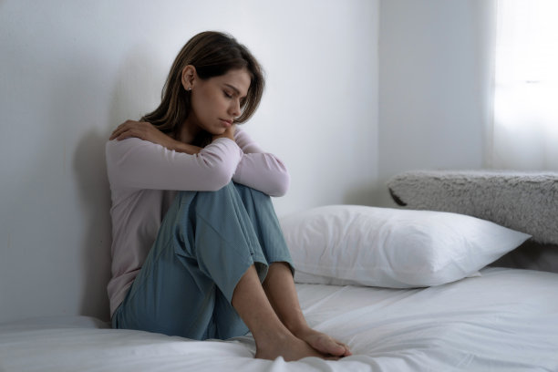 年轻的白人女性承受着累积的压力，抑郁症。图片下载