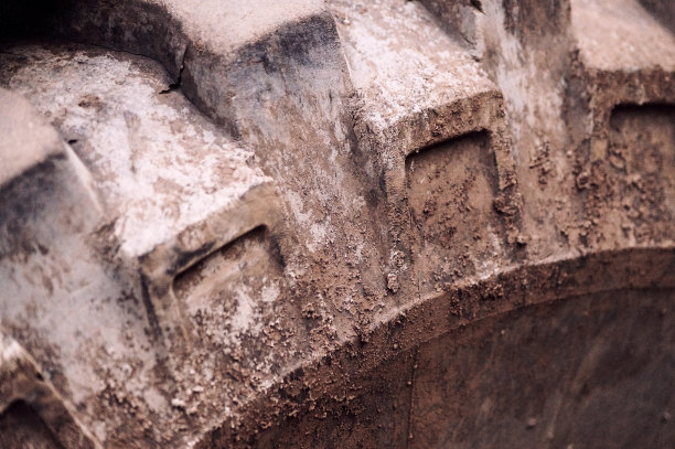 近距离的泥泞的大型车辆轮胎图片下载