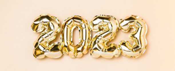 2023年新年气球庆祝卡。2023号金箔氦气球，派对装饰，白色背景金色五彩纸屑星星。平躺，圣诞快乐，节日快乐的概念。图片下载