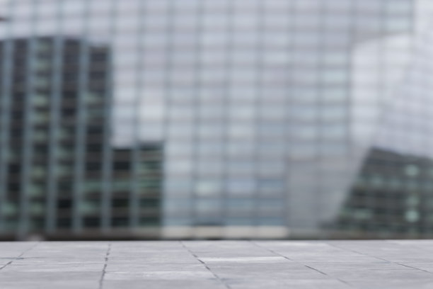 城市建筑模糊背景上的植入式广告。城市背景下的空混凝土地面铺装图片下载