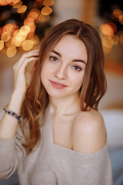 年轻女子的背景上的圣诞内饰。图片下载