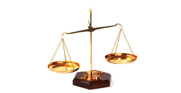 镀金鳞片和两个悬挂在白色背景上的碗图片下载