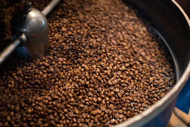 烘焙和混合咖啡豆。图片下载