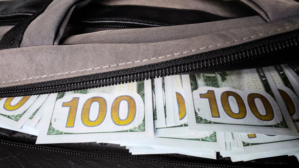 装钱。贿赂的概念。美国钞票以防万一图片下载