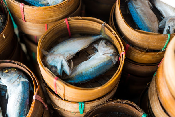 装在圆竹篮里的泰国鲭鱼，在泰国的每个市场都能看到。图片下载