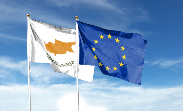 多云天空下的塞浦路斯和欧盟旗帜。在天空中舞动图片下载