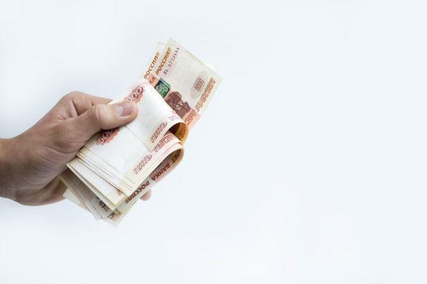 这只手握着5000卢布。重新计算资金。图片下载