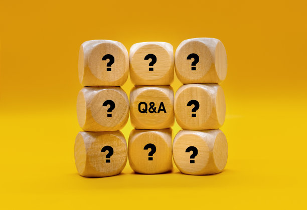 带有Q和A字符的木块。表的对称表面反映了Q和A标题图片下载