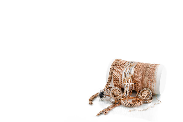 金色的首饰孤立在白色的背景上图片下载