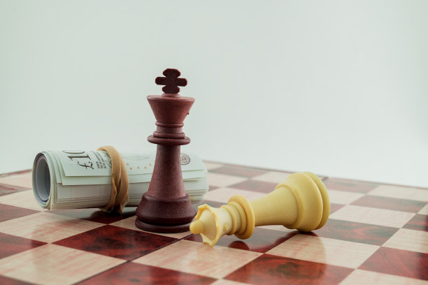 棋盘上的国际象棋图形和英镑图片下载