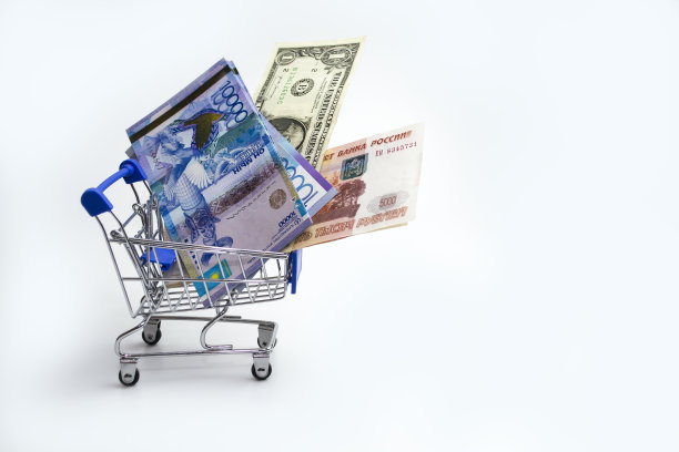 手推车里有坚戈和卢布。图片下载