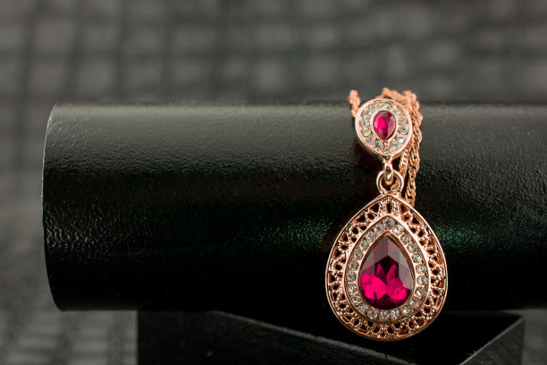 旧的和破碎的废金金属珠宝黑色背景图片下载