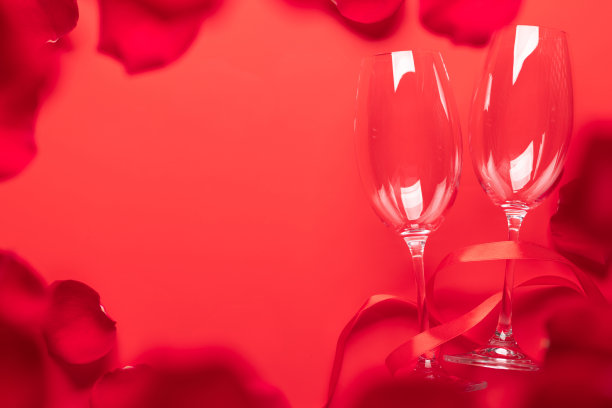带有香槟杯和玫瑰花瓣的情人节卡片图片下载