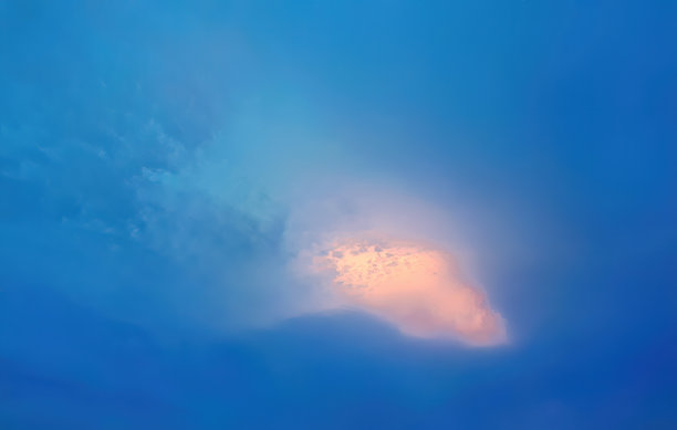 金色的鱼形云在蓝天中游泳，粉彩，艺术由自然抽象创造，逼真的照片图片下载