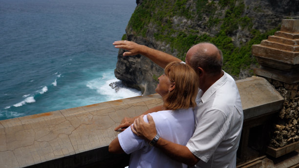 结婚纪念日旅游概念。一对中年夫妇发现了海洋的美丽。这是他们人生中第一次在一个可以俯瞰大海的国家度假。图片下载