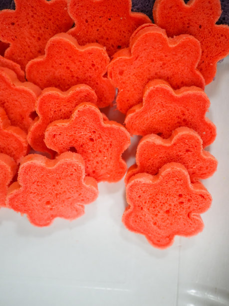 糕点师切红、紫、黄、绿星形和心形的彩色小圆面包图片下载