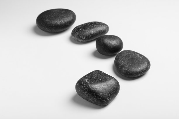 白色背景上的一组不同的石头图片下载