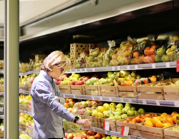 男子在市场上买水果图片下载