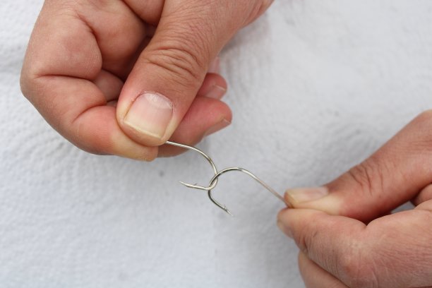 鱼钩系在渔夫手中的鱼线上图片下载