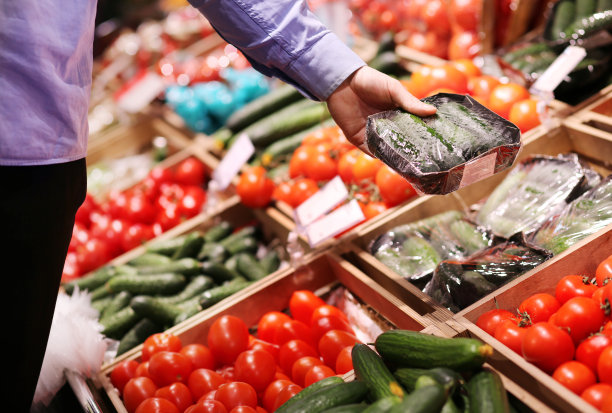 在市场上购买蔬菜(黄瓜、西红柿、洋葱、辣椒、茄子、西葫芦)图片下载