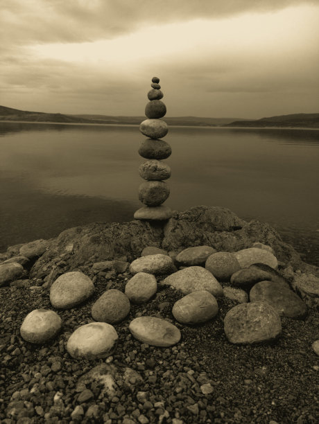 海滩上的一堆石头。海滩上各种各样的石头。石塔，土地艺术，装置，石头。石头保持平衡。正念主题的照片。图片下载