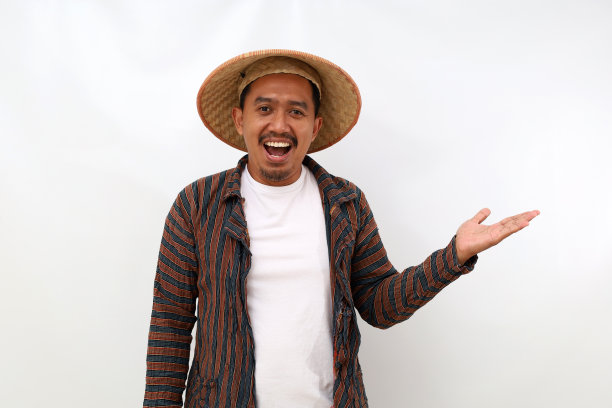 快乐的亚洲农民站在他身边，展示一些东西。白色背景隔离图片下载