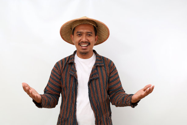 快乐的亚洲农民张开手或欢迎的姿态站着。白色背景隔离图片下载