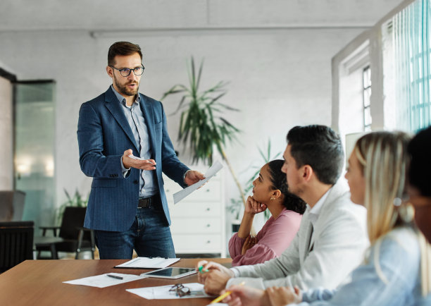 青年企业家会议办公室团队合作小组报告研讨会男人商人创业项目想法学生培训教育企业家图片下载