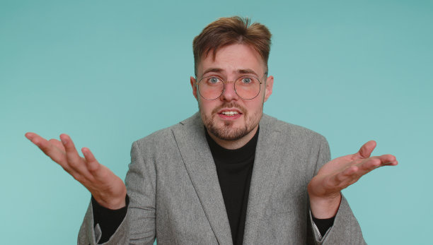 男子愤怒地举手询问失败的原因，表示难以置信图片下载